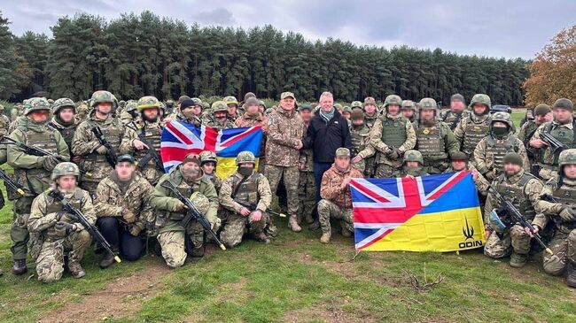 Валерий Залужный во время встречи с украинскими военными в Великборритании