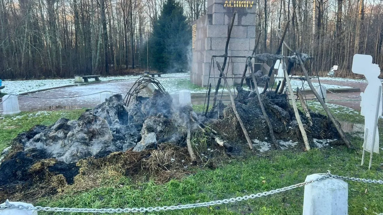 В Петербурге сгорел шалаш Ленина