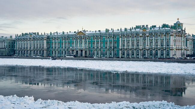 Вид на Эрмитаж с Дворцового моста в Санкт-Петербурге