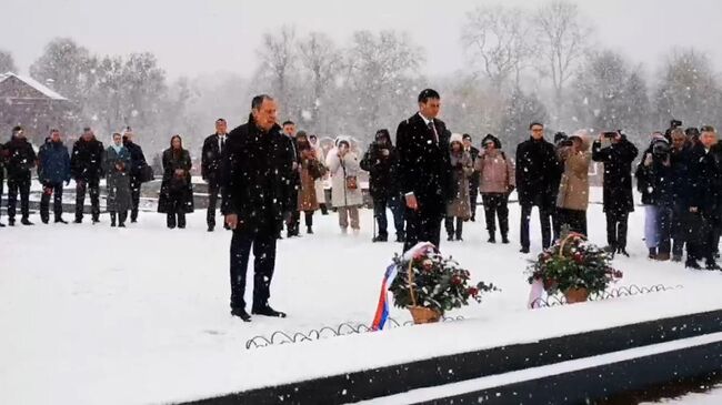 Возложение цветов к Вечному огню в Брестской крепости главами МИД России и Белоруссии