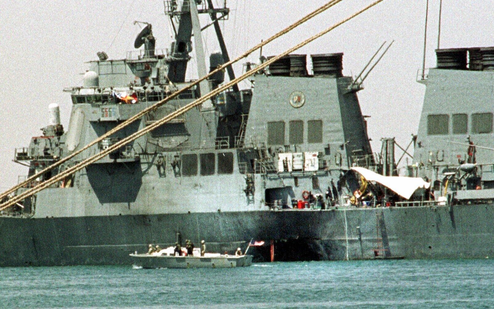 Американский эсминец USS Cole после нападения террористов в Адене, Йемен. 2000 год  - РИА Новости, 1920, 22.11.2024