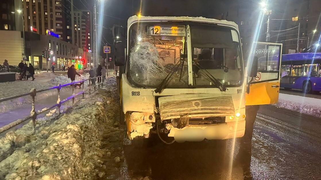 Место происшествия, где маршрутный автобус въехал в столб в Петрозаводске - РИА Новости, 1920, 23.11.2024