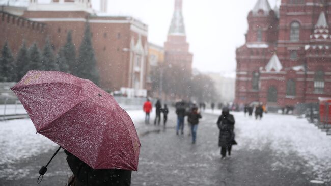 Прохожие на Красной площади в Москве