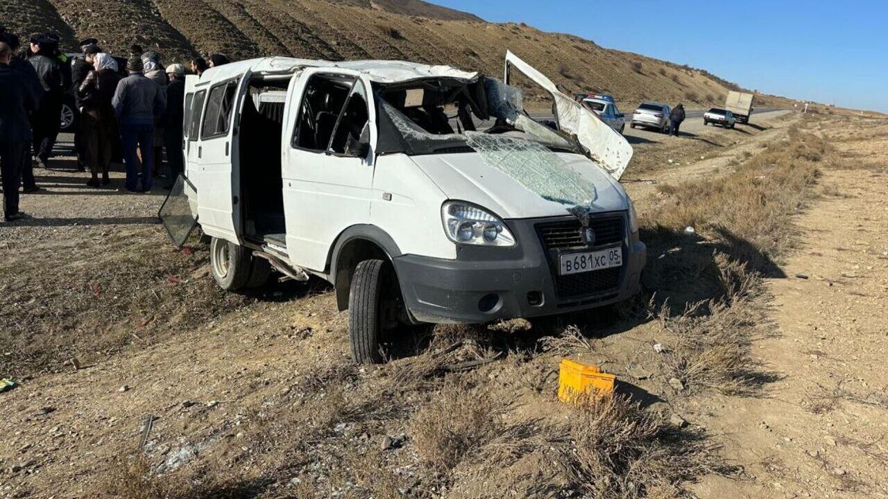 Место ДТП, где произошло опрокидывание микроавтобуса в Буйнакском районе Дагестана - РИА Новости, 1920, 23.11.2024