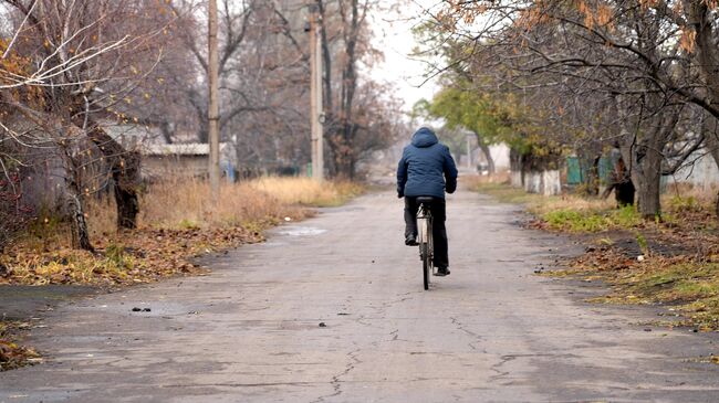 Многие оставшиеся мирные жители в Горняке передвигаются по городу на велосипедах