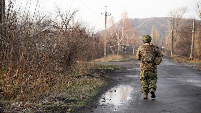 Штурмовик 114 бригады 51-армии ведет по улицам Горняка