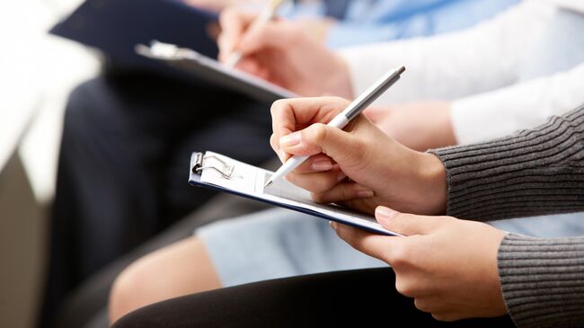 Люди делают заметки