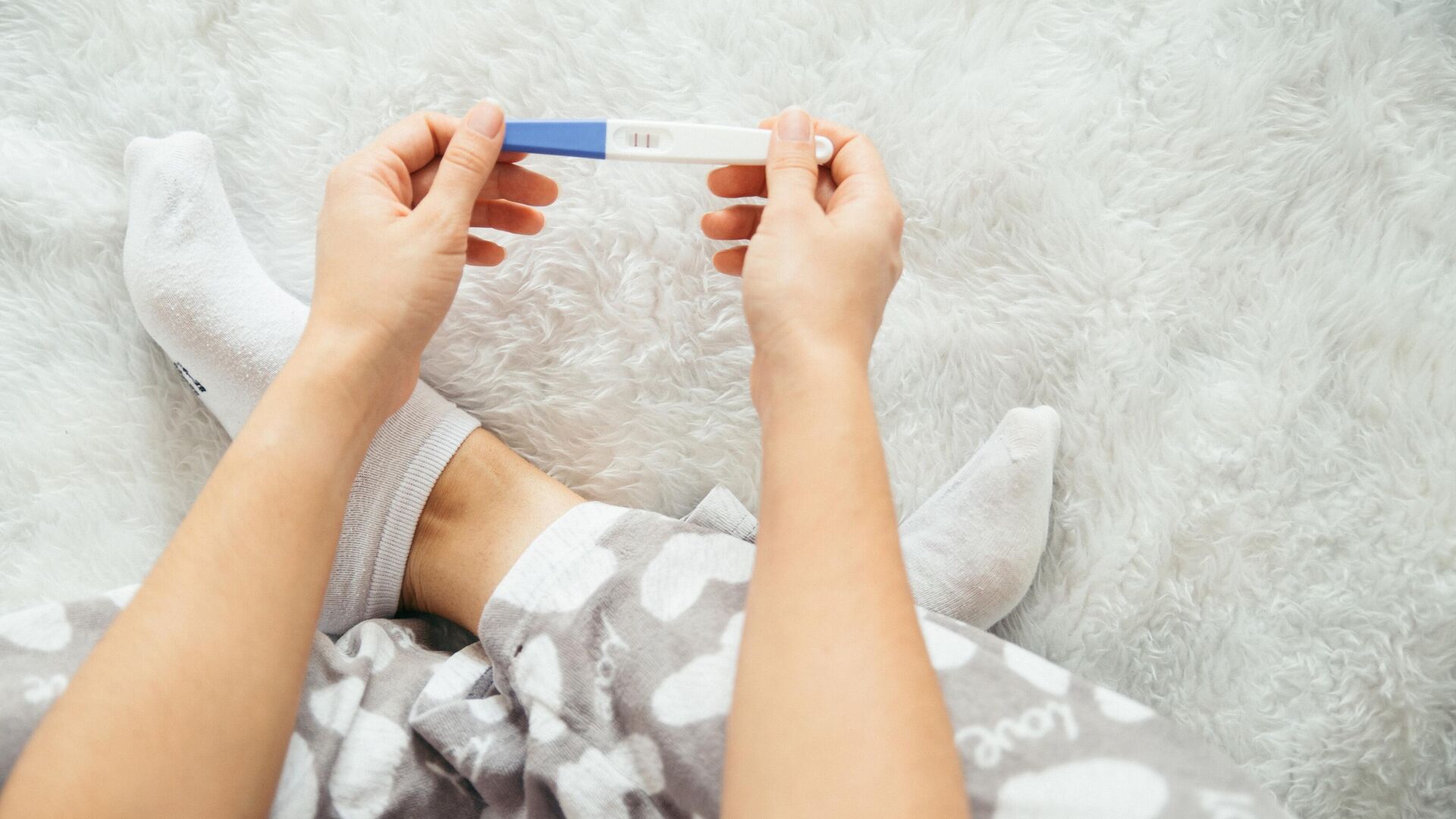 Девушка держит тест на определение беременности с положительным результатом  - РИА Новости, 1920, 18.09.2025