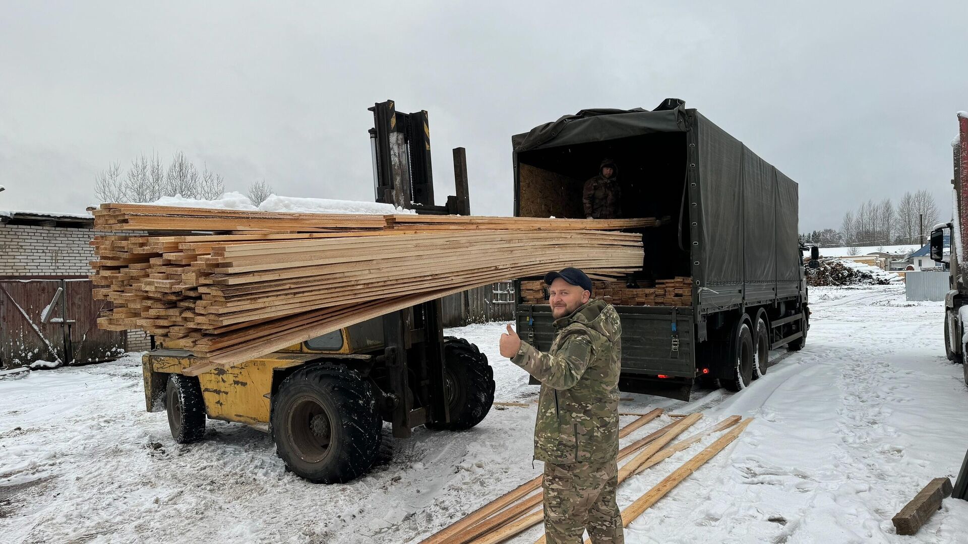 Жители Новгородской области отправили пиломатериалы и Ниву бойцам СВО - РИА Новости, 1920, 26.11.2024