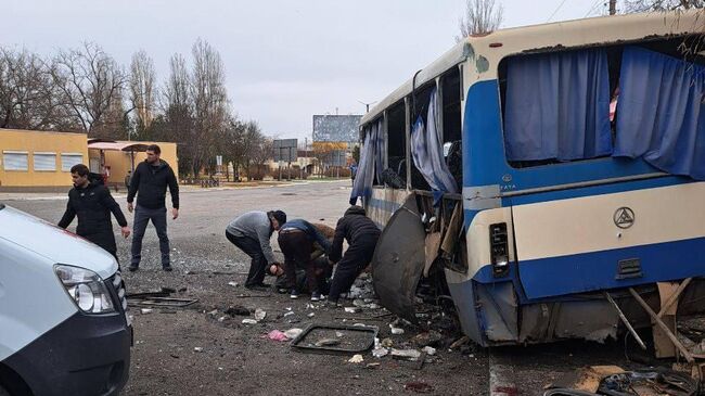 Последствия обстрела ВСУ автобуса в Новой Каховке