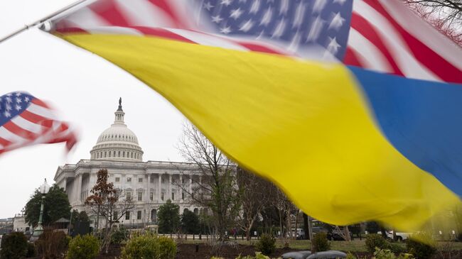 Флаги США и Украины перед зданием Капитолия в Вашингтоне