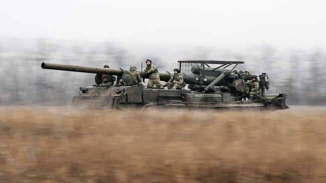 Военнослужащие расчета самоходной артиллерийской установки (САУ) 2С7М Малка в зоне СВО