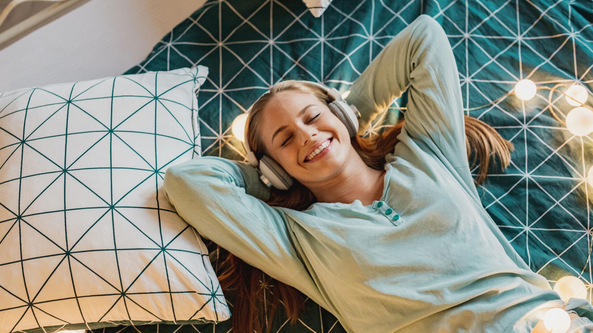 Девушка слушает музыку  - РИА Новости, 1920, 27.11.2024