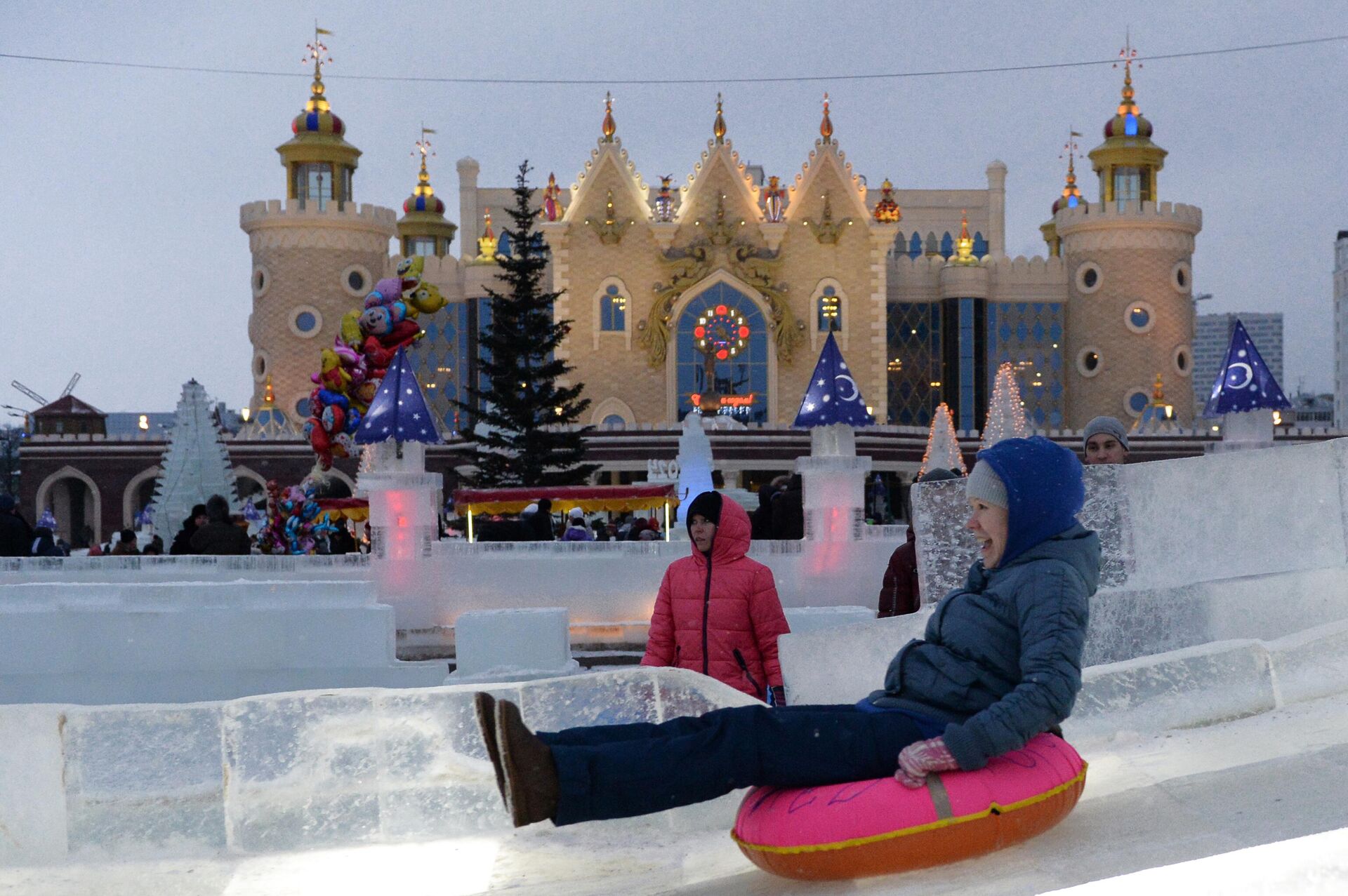 Дети катаются на горках в ледяном городке перед театром кукол Экият в Казани - РИА Новости, 1920, 29.11.2024