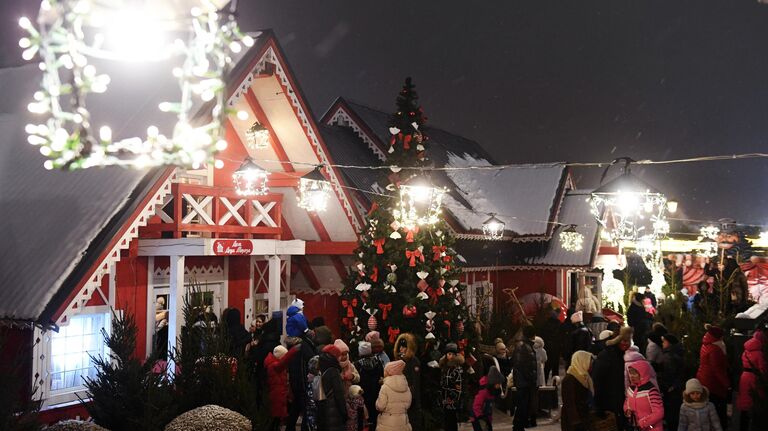 Посетители на открытии ретро-городка Кремлевский огонек на Кремлёвской набережной в Казани