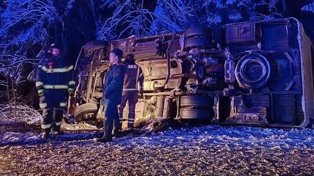 На месте ДТП с пассажирским автобусом в Тихвинском районе Ленобласти - РИА Новости, 1920, 27.11.2024