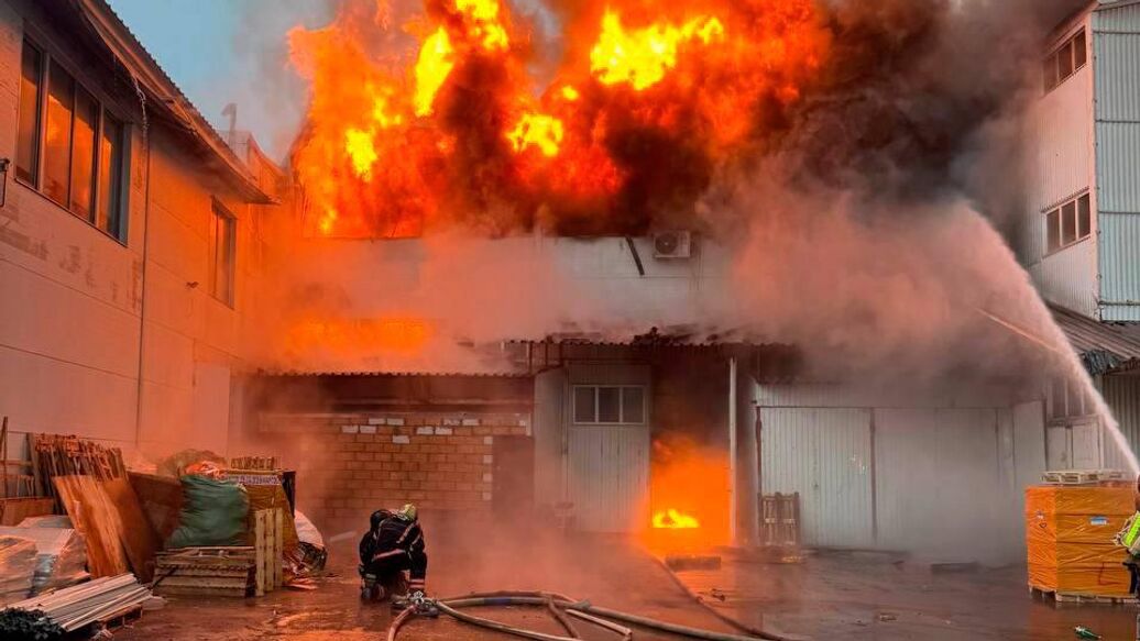 В Подмосковье загорелось производственное здание