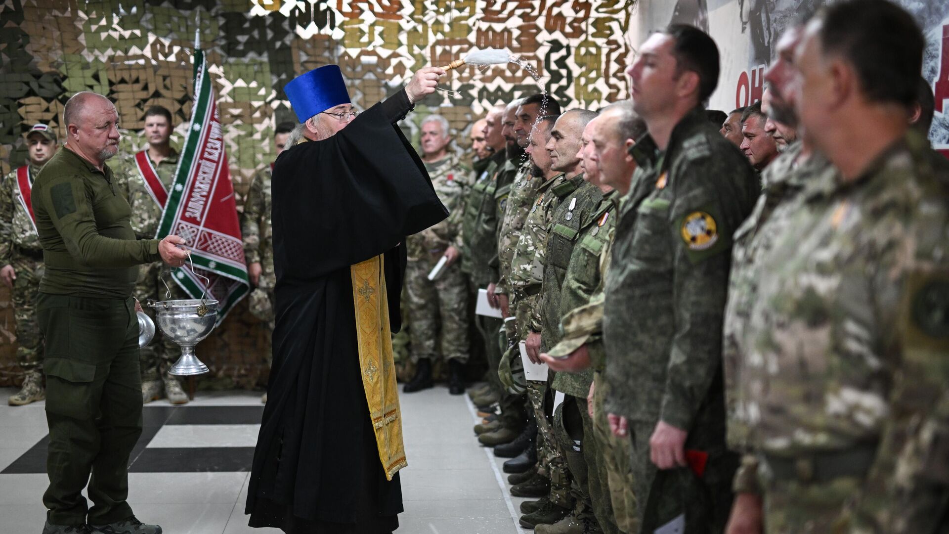 Священник окропляет военнослужащих во время вручения государственных наград добровольцам 32 отряда БАРС им. П. А. Судоплатова - РИА Новости, 1920, 28.11.2024