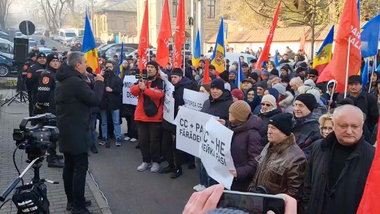 Партия социалистов Молдавии проводит акцию протеста перед зданием конституционного суда. 28 ноября 2024 - РИА Новости, 1920, 28.11.2024