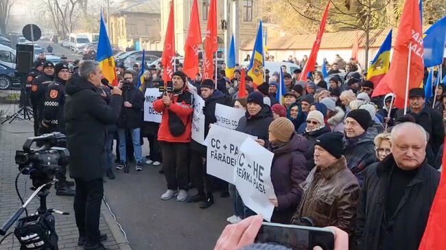 Партия социалистов Молдавии проводит акцию протеста перед зданием конституционного суда. 28 ноября 2024