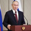 Президент РФ Владимир Путин во время подхода к представителям российских СМИ в Астане