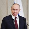 Президент РФ Владимир Путин во время подхода к представителям российских СМИ в Астане