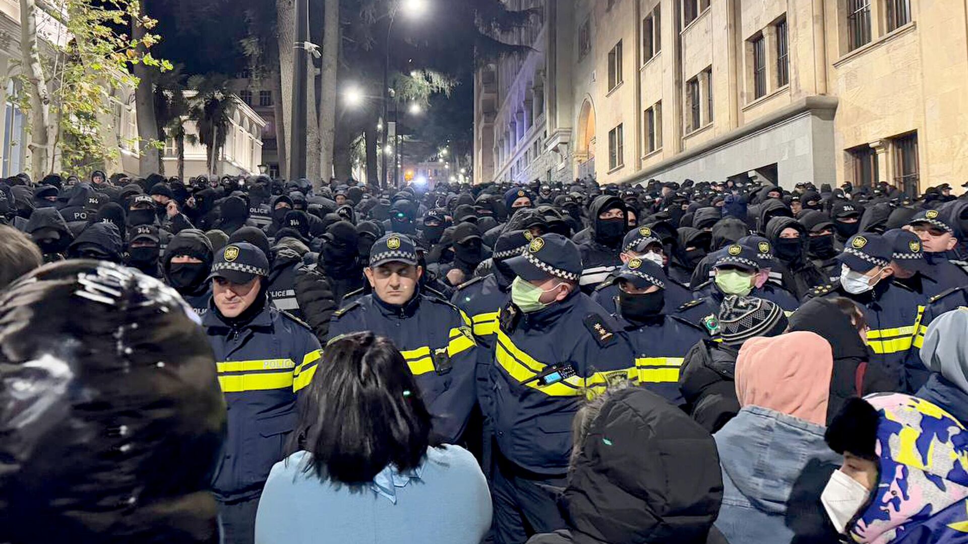 Участники акции протеста оппозиции и сотрудники полиции в Тбилиси - РИА Новости, 1920, 29.11.2024