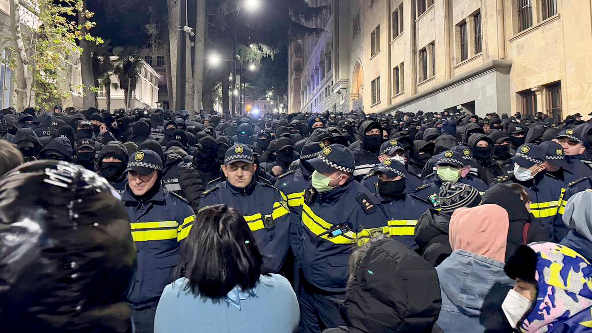 Участники акции протеста оппозиции и сотрудники полиции в Тбилиси - РИА Новости, 1920, 29.11.2024