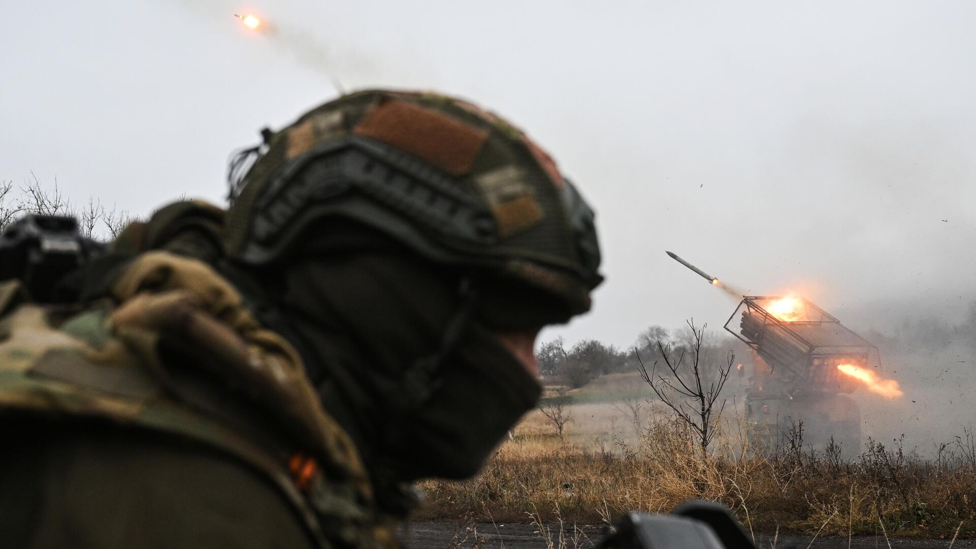 Реактивная система залпового огня Град в зоне специальной военной операции - РИА Новости, 1920, 17.12.2024