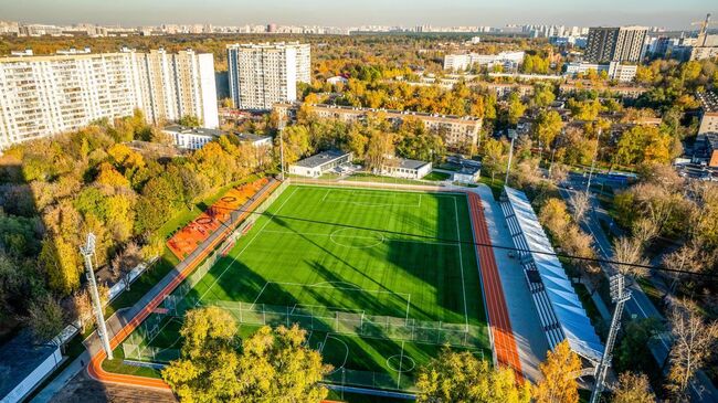 Три футбольных поля с подогревом обустроили на стадионе Локомотив в Москве