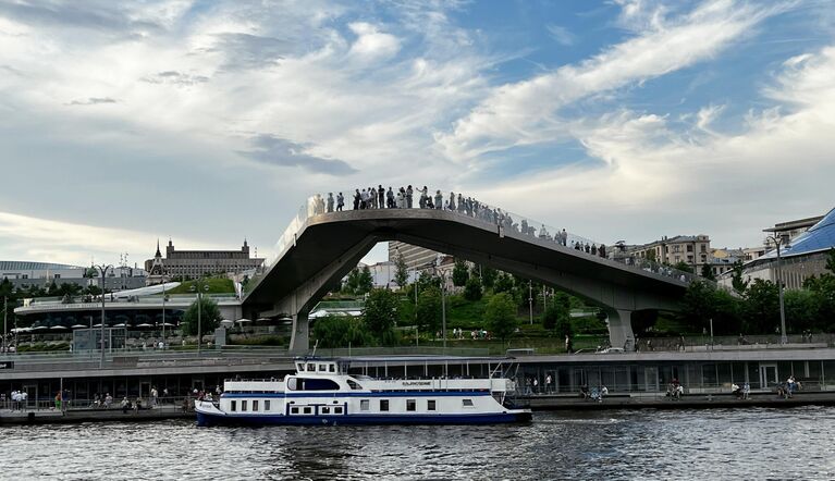 Отдыхающие на Парящем мосту в парке Зарядье в Москве