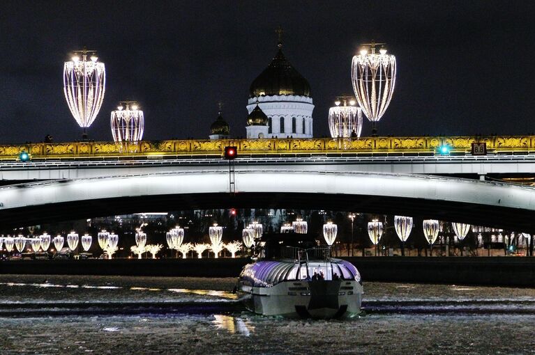 Теплоход проходит под Большим Каменным мостом в Москве