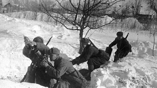 Великая Отечественная война 1941-1945 годов. Ржевско-Вяземская наступательная операция 8 января — 20 апреля 1942 года. Минометчики ведут огонь по врагу. Калининский фронт. - РИА Новости, 1920, 09.01.2025