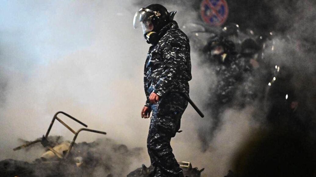 Спецназ продолжает оттеснять демонстрантов в Тбилиси