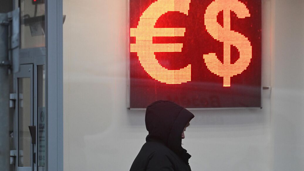 © РИА Новости / Михаил ВоскресенскийПерейти в медиабанк<br>Электронное табло обмена курса валют в Москве. Архивное фото