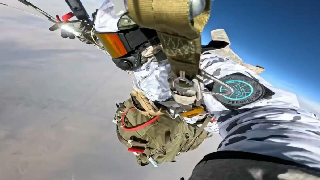 Российские парашютисты установили мировой рекорд по дальности прыжка
