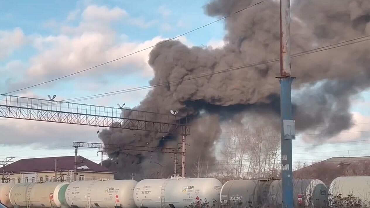 Пожар в цехе по производству полистирола в Екатеринбурге. Кадр видео очевидца - РИА Новости, 1920, 01.12.2024