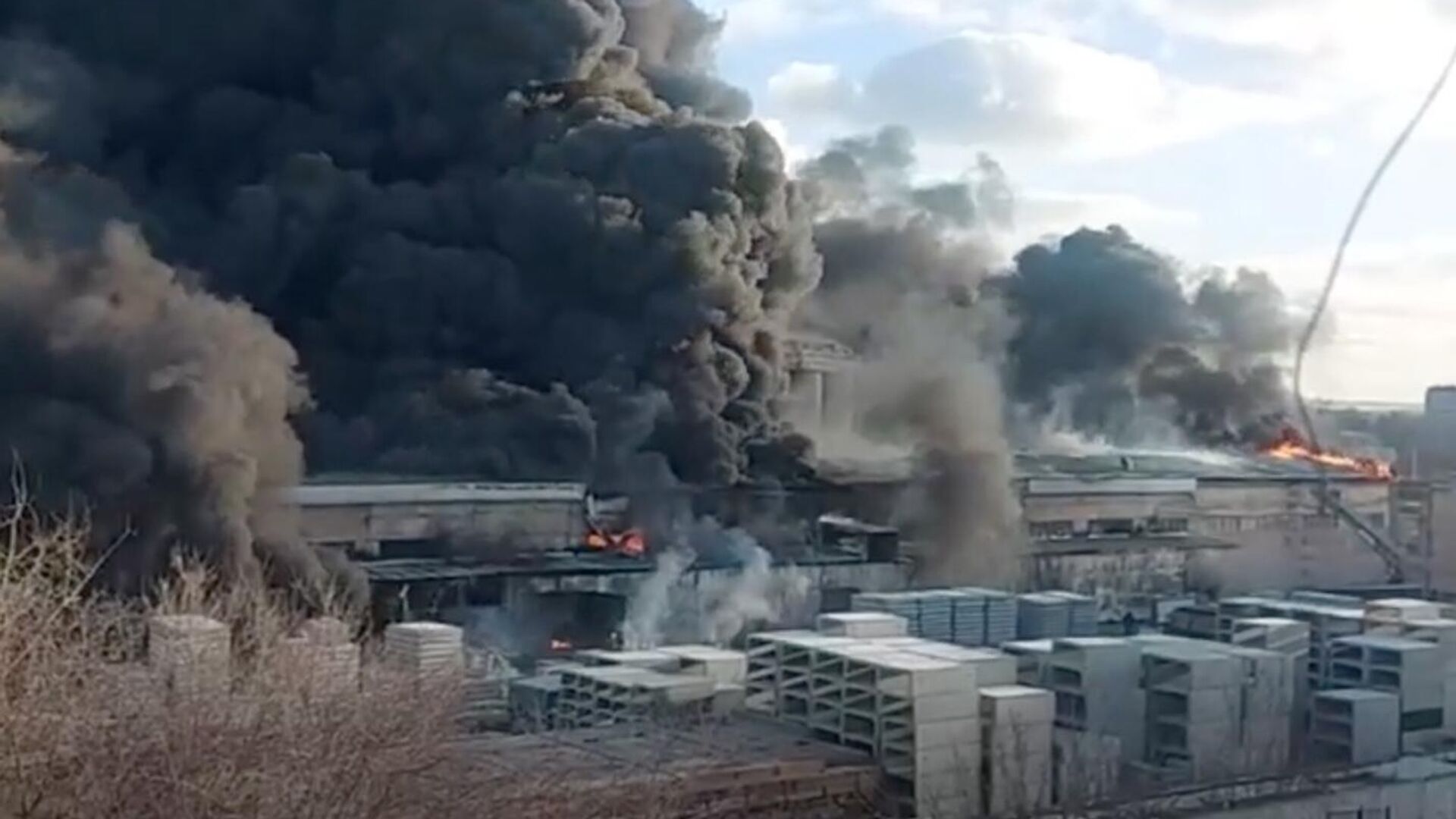 Пожар в цехе по производству полистирола в Екатеринбурге. Кадр видео очевидца - РИА Новости, 1920, 01.12.2024