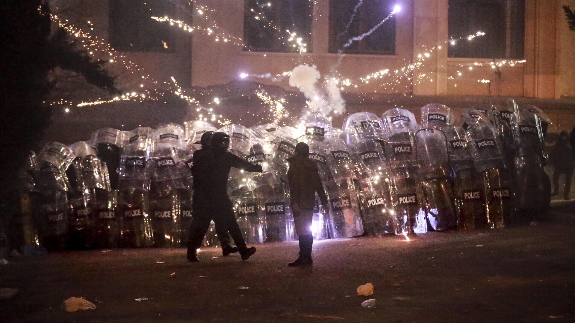 Сотрудники полиции во время акции протеста оппозиции в Тбилиси - РИА Новости, 1920, 02.12.2024