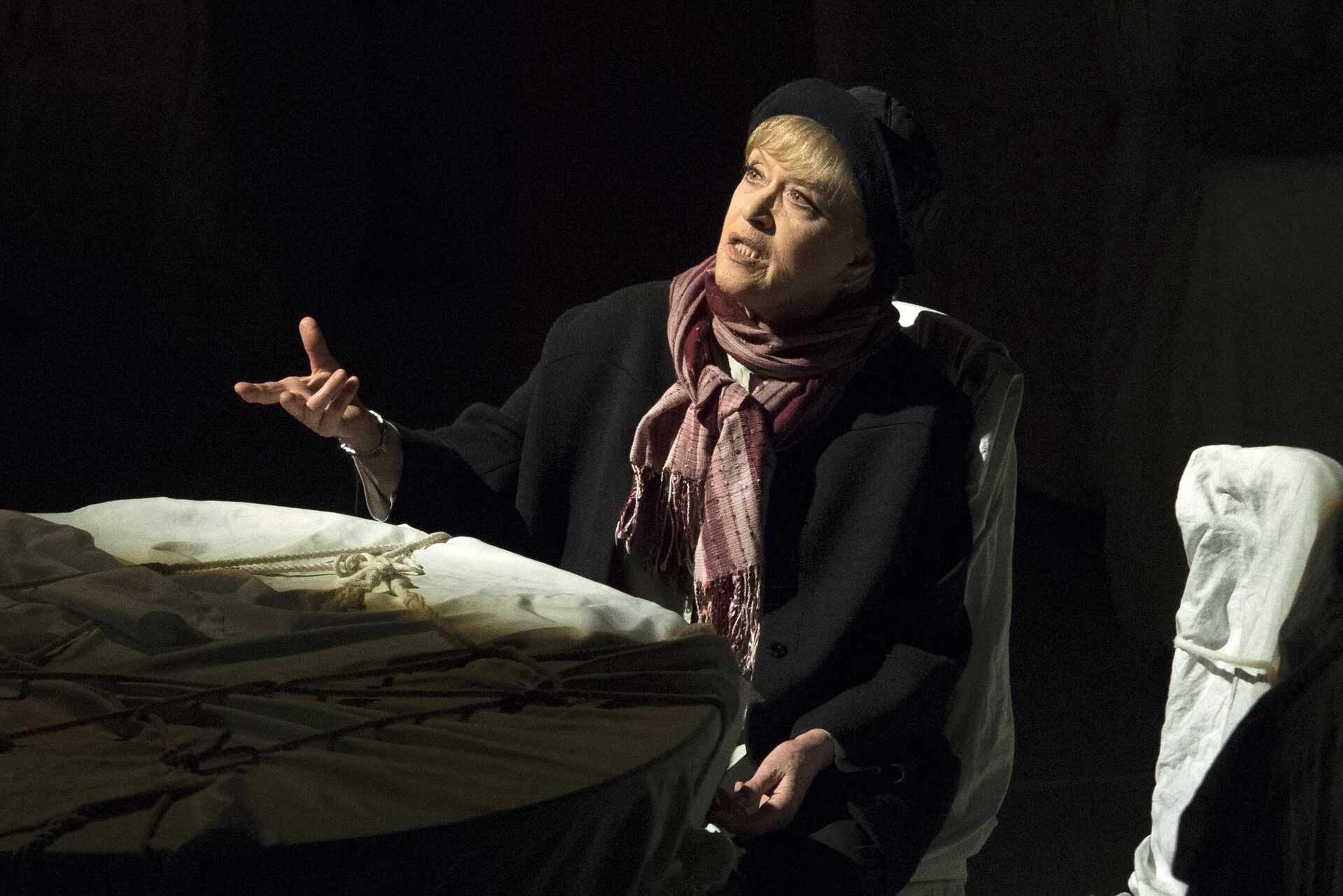 Актриса Алиса Фрейндлих в роли Алисы в спектакле Алиса (Бег по кругу в 2-х действиях), представленном в рамках фестиваля Золотая Маска на сцене киностудии Амедиа в Москве. Актриса Алиса Фрейндлих в роли Алисы в спектакле Алиса (Бег по кругу в 2-х действиях), представленном в рамках фестиваля Золотая Маска на сцене киностудии Амедиа в Москве. - РИА Новости, 1920, 14.09.2025