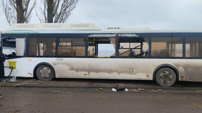 Последствия ДТП с участием автобуса и грузовика в Воронеже