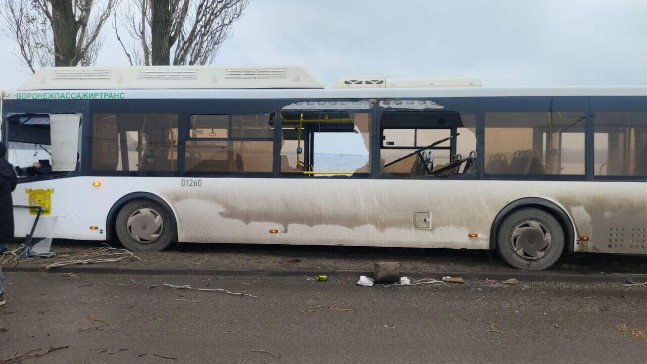 Последствия ДТП с участием автобуса и грузовика в Воронеже - РИА Новости, 1920, 02.12.2024