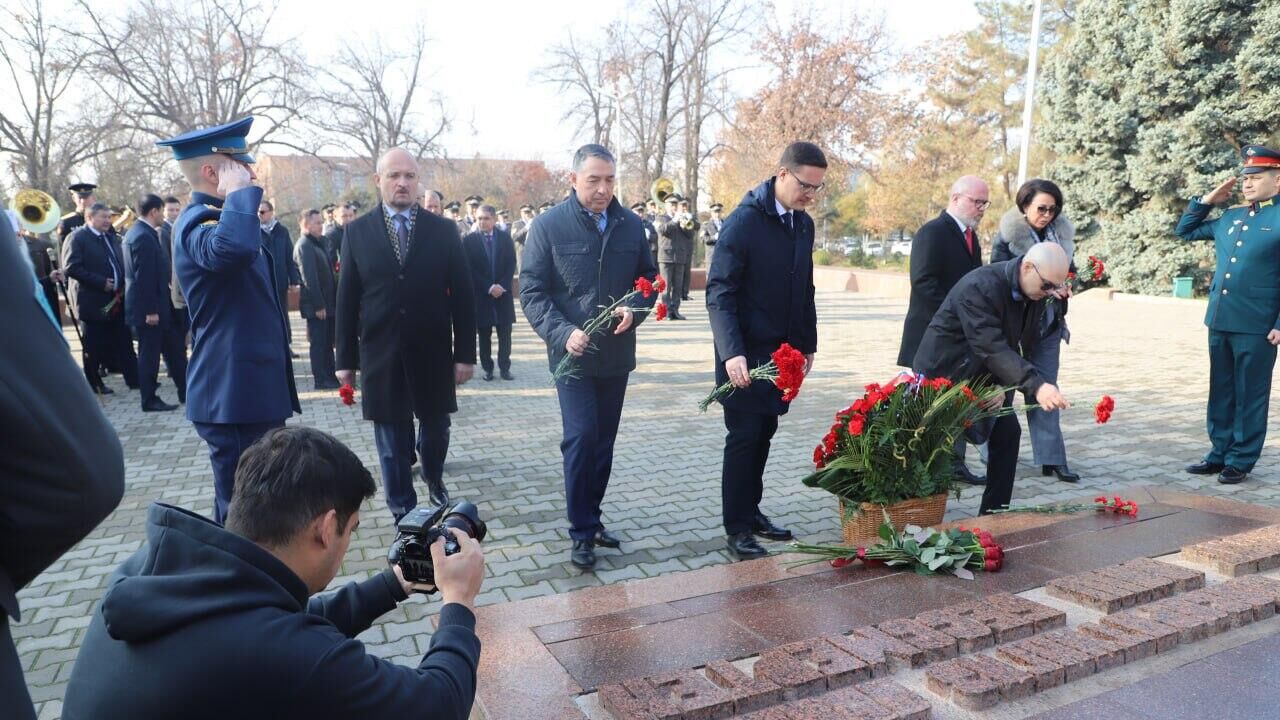 Возложение цветов у Вечного огня на территории Мемориального комплекса Братские могилы в День неизвестного солдата в Ташкенте - РИА Новости, 1920, 03.12.2024