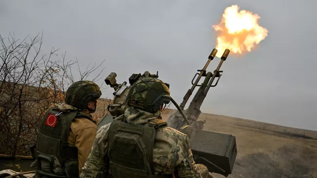 Военнослужащие расчета зенитной установки ЗУ-23 группировки войск Центр стреляют по воздушным целям на Красноармейском направлении специальной военной операции