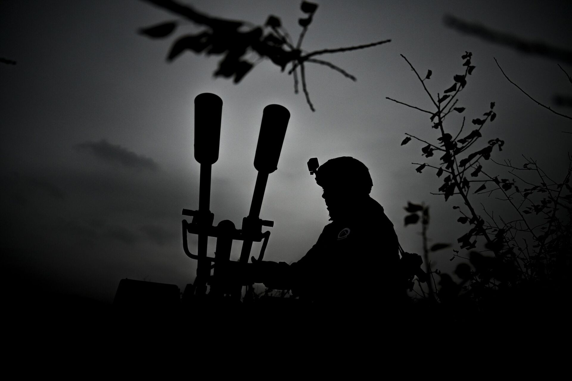 Военнослужащий расчета зенитной установки ЗУ-23 группировки войск Центр на Красноармейском направлении специальной военной операции