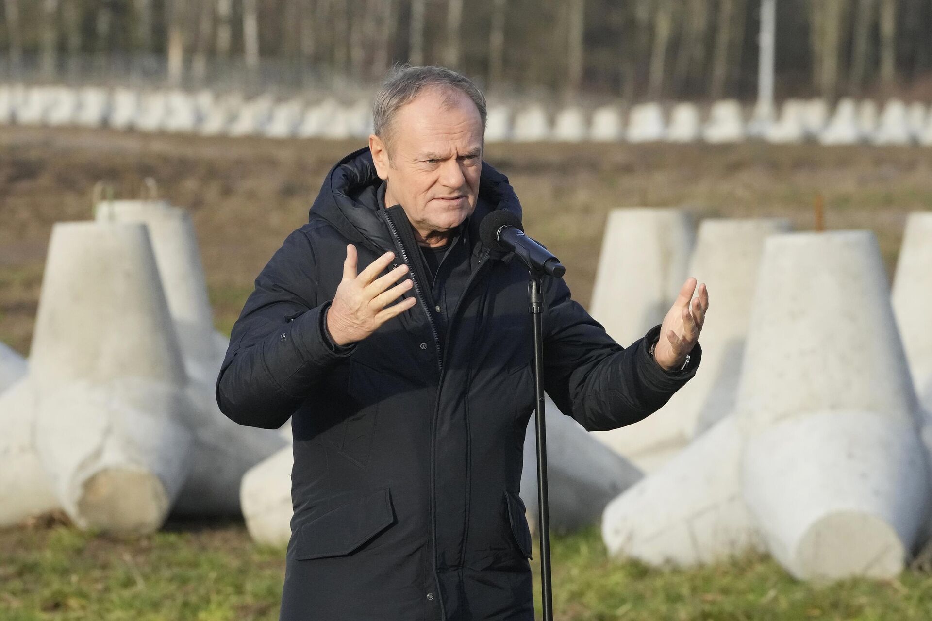 Премьер-министр Польши Дональд Туск во время посещения участка границы Польши с Калининградской областью России - РИА Новости, 1920, 26.03.2025