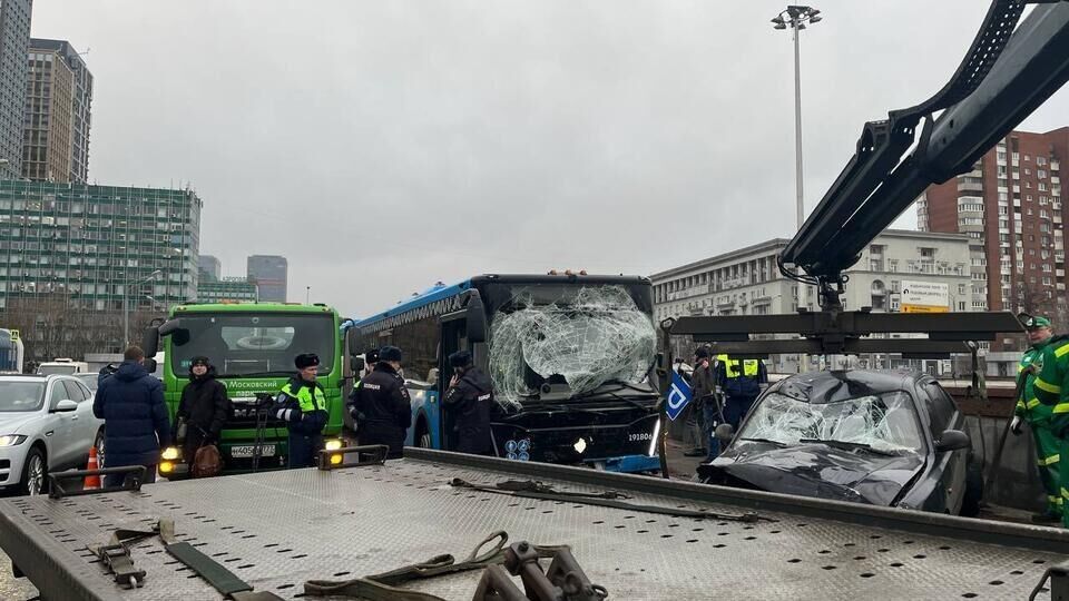 Массовое ДТП с участием автобуса и легковых автомобилей на Ленинградском проспекте в Москве - РИА Новости, 1920, 03.12.2024