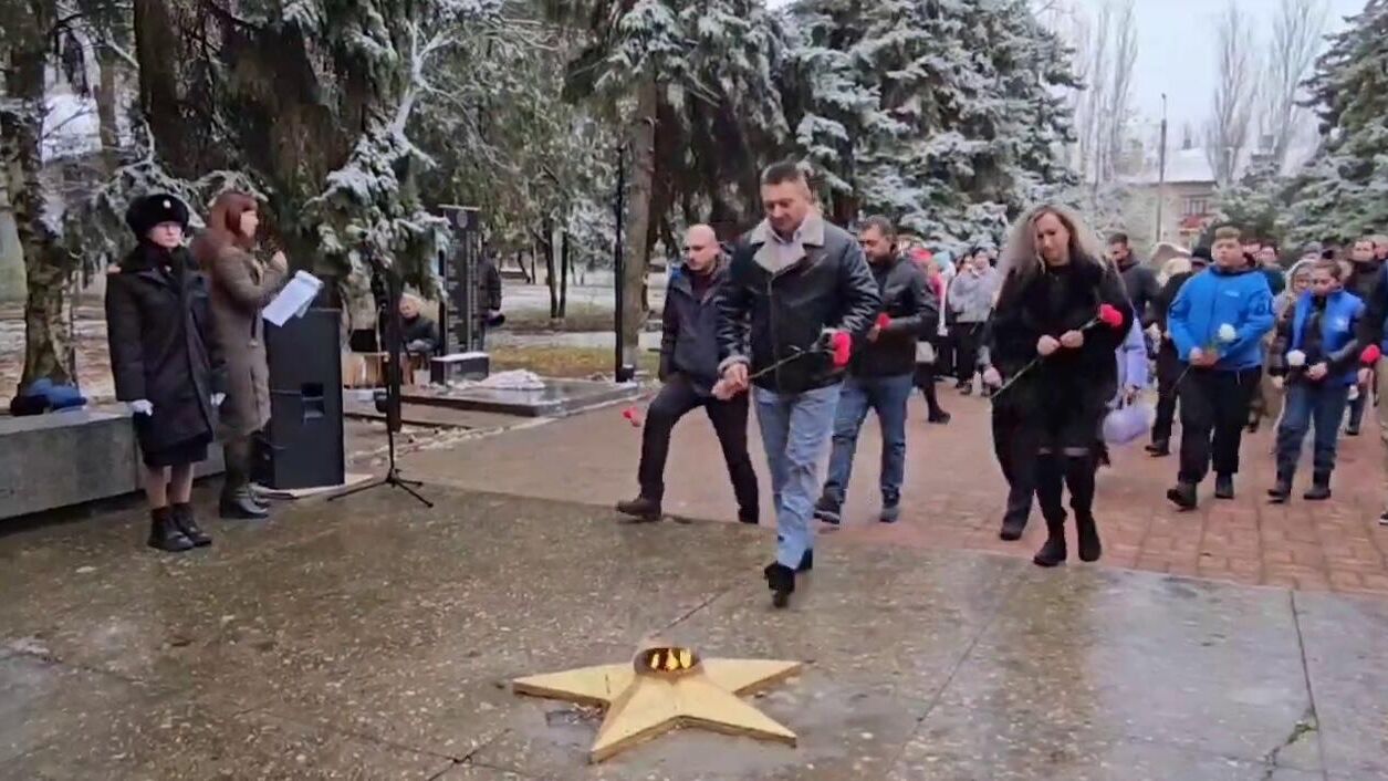 Возложение цветов у Вечного огня в День неизвестного солдата в Скадовском округе Херсонской области - РИА Новости, 1920, 03.12.2024