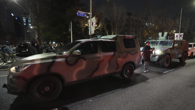 Военный автомобили у здания Национальной ассамблеи в Сеуле, Южная Корея