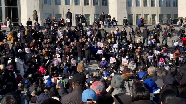 Протестующие в Сеуле, требующие отставки президента Юна